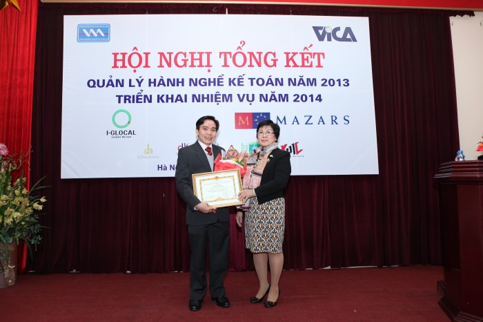 Ông Chung Thành Tiến nhận giấy khen cá nhân từ VAA